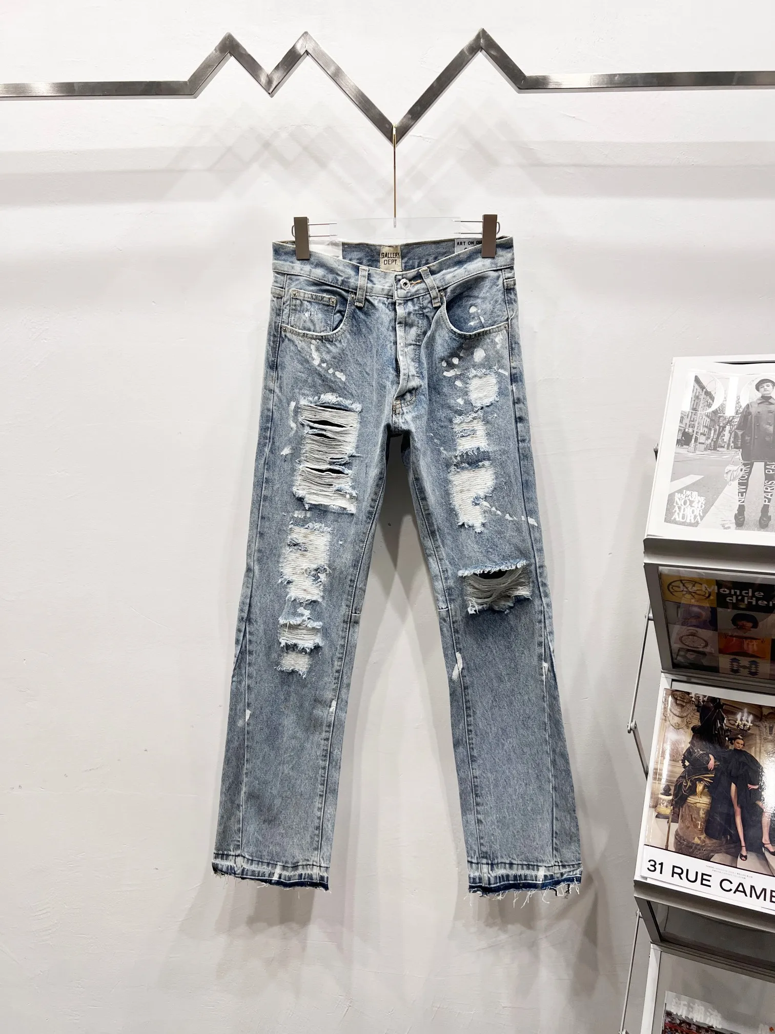 P250 Style number: (c063) GALLERY DEPT. Holes and random threads connected to denim bell-bottoms, washed and distressed spliced ​​jeans. GALLERY is attracted by these bell-bottoms. Whether it is a reset of Carhartt or Levis, it has created a strong brand style. Since these pants are modified from rare vintage, the production capacity is limited. Therefore, after many icons wore them, these pants were once hard to find. Later, perhaps due to the improvement of GD's business in the past two years and the expansion of production lines, the brand itself lowered the price, so I can't wait any longer for these pants this year and will definitely buy them. During the process of the denim washing plant, the owner of the washing plant helped introduce a boss who had worked for Levi's foundry and started his own business. This also paved the way for the following styles. Therefore, Levi's remodeled single product for the base plate is really familiar. Whether it is the fabrics supplied or the lathes used in production, there is nothing to choose from.  Color: blue Size: 28-30-32-34-36